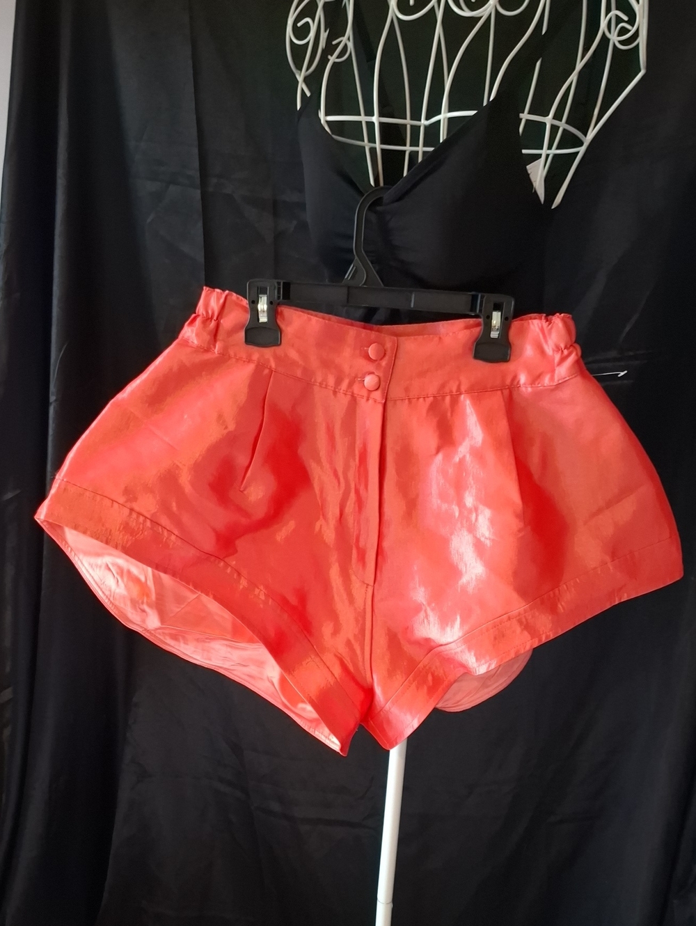 NWOT Ellaé Lisqué Coral Orange Satin Pleated Shorts - Size L
